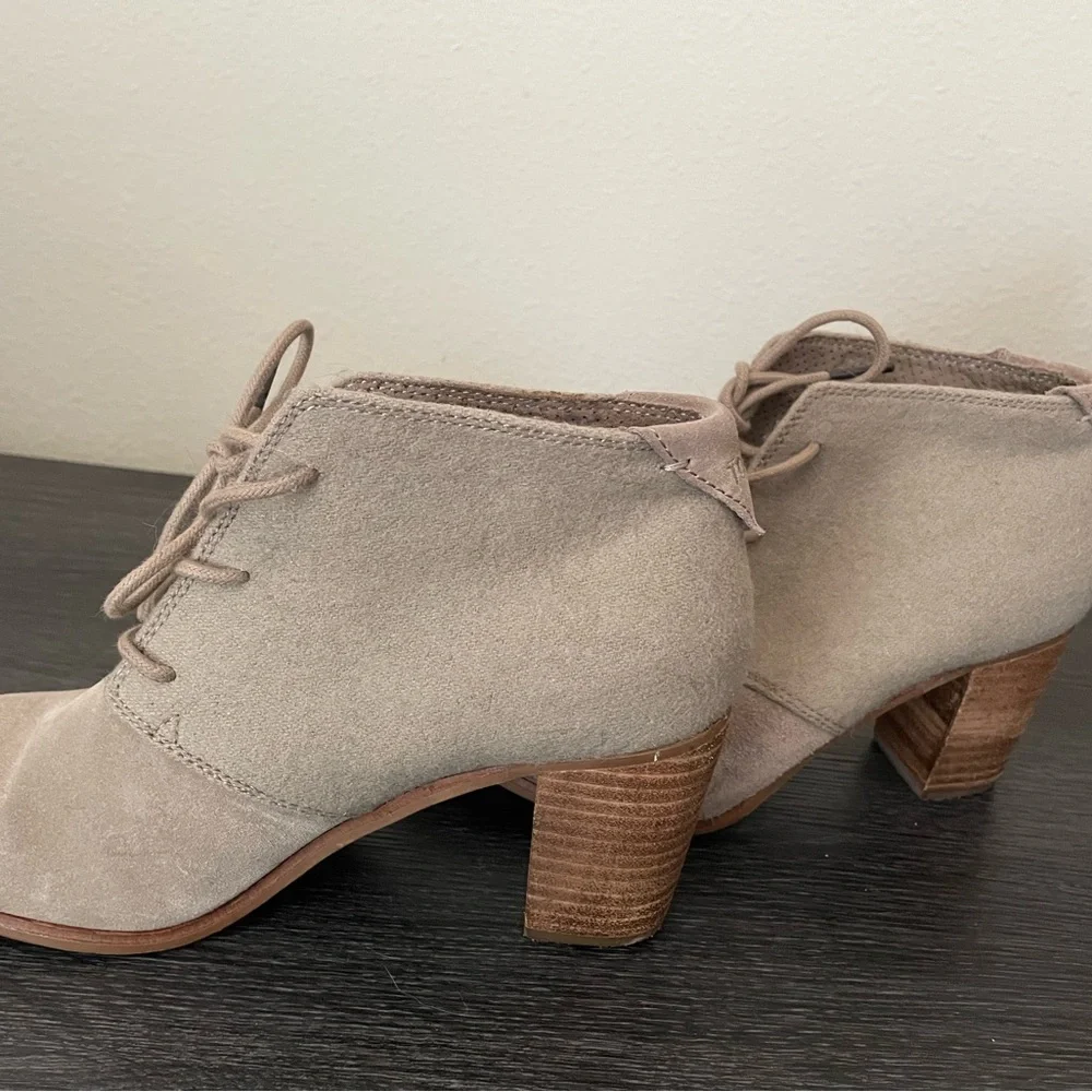 Toms Women's Beige Lace-Up heeled Ankle Booties like new - Picture 5 of 7